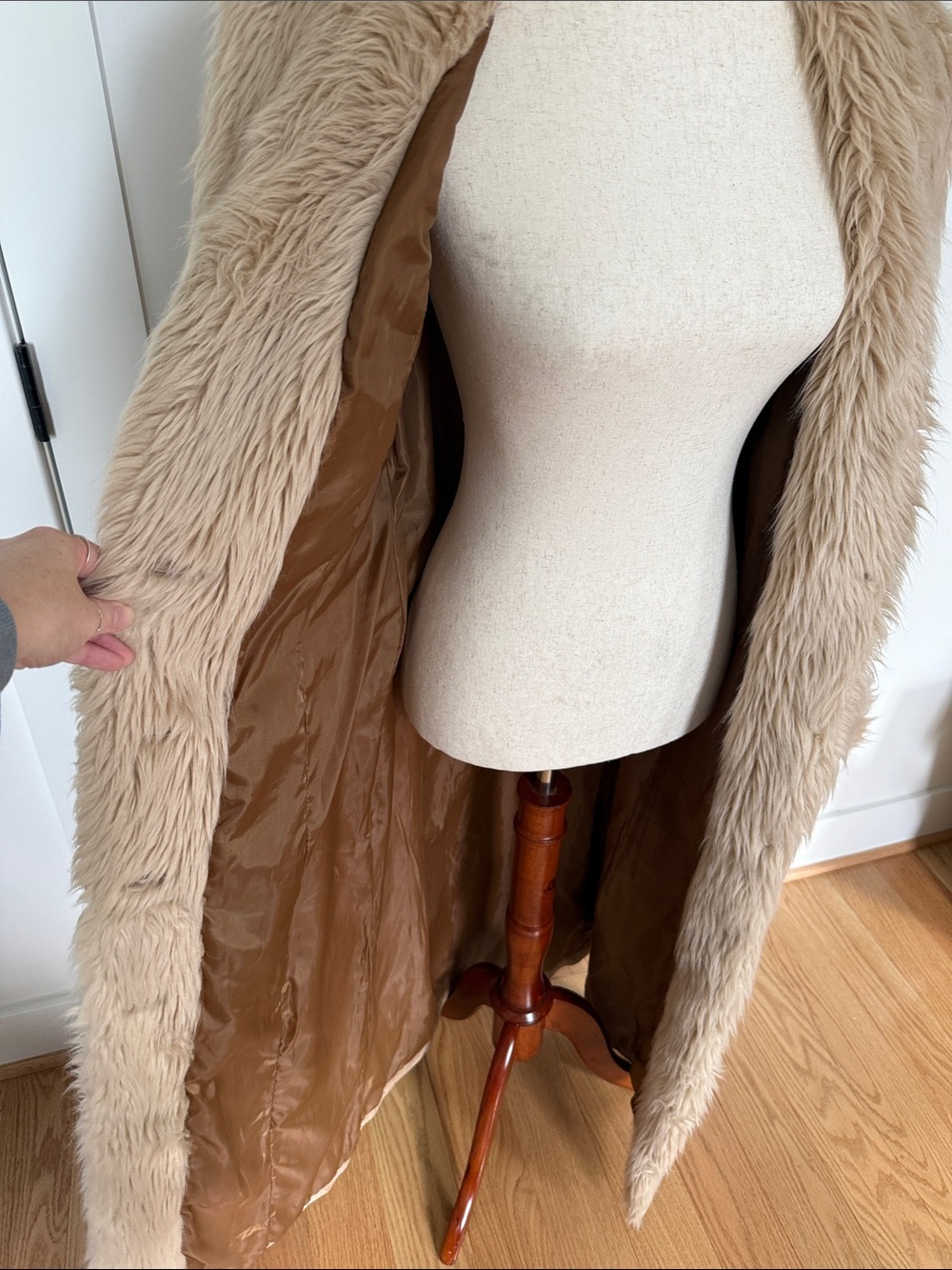 Vintage suede maxi coat with fur collar - Picture 6 of 9